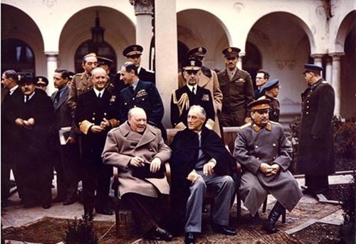 얄타 회담에 참석한 영국의 윈스턴 처칠 총리, 미국의 프랭클린 루스벨트 대통령, 소비에트 연방의 이오시프 스탈린 당 서기장.<사진 왼쪽부터>