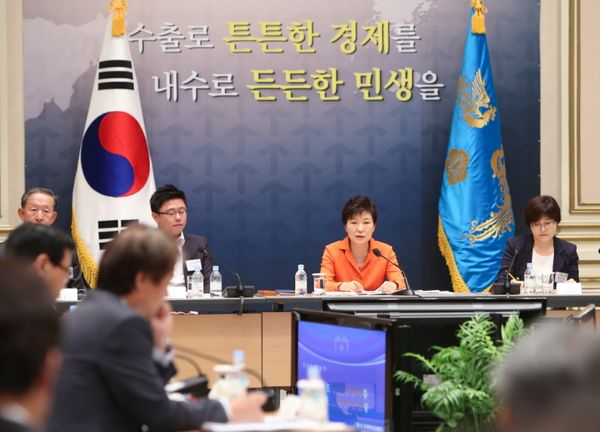 박근혜 대통령이 2014년 8월 12일 청와대 영빈관에서 열린 제6차 무역투자진흥회의에서 모두발언을 하고 있다.사진 출처: 청와대 홈페이지
