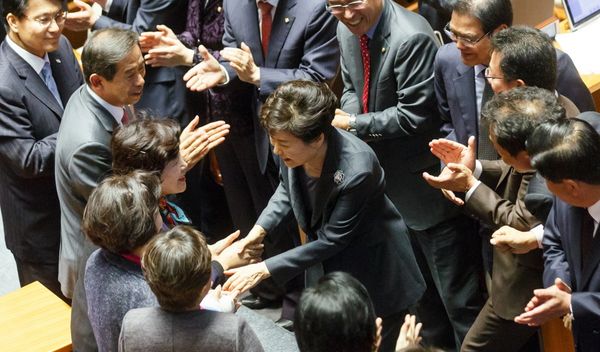 박근혜 대통령이 2015년 10월 27일 오전 국회에서 2016년도 예산안 시정연설을 마친 뒤 퇴장하며 새누리당 의원들과 악수를 하고 있다. 사진 출처: 청와대 홈페이지