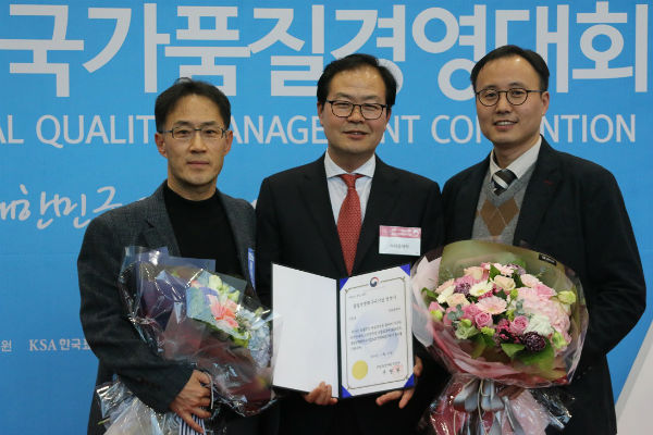 대웅제약 이정욱 생산지원센터장(가운데)이 ‘품질경쟁력 우수기업’ 선정후 직원들과 기념촬영하고 있다.