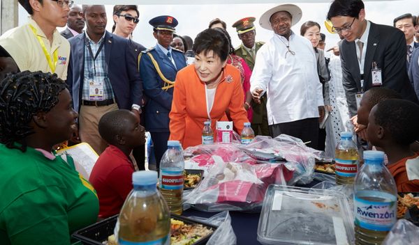 박근혜 대통령이 지난 5월 30일 우간다 음피지(州)의 농업지도자연수원을 방문해 코리아에이드 사업현장을 시찰하고 있다. 사진 출처: 청와대 홈페이지