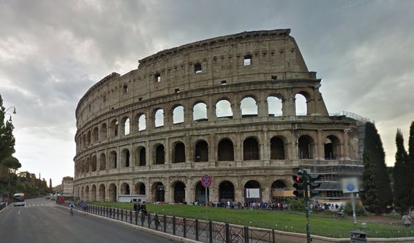 로마 제국 시대에 만들어진 원형 경기장인 '콜로세움'