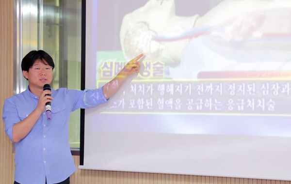 중앙대병원 교직원을 대상 심폐소생술 교육을 하고 있는 김찬웅 교수. 사진 제공: 중앙대의료원