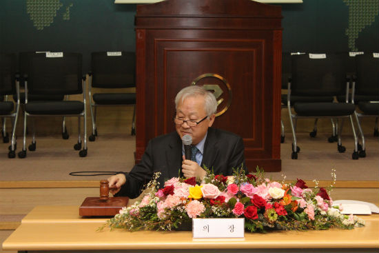 이행명 제약협회 이사장이 2월 22일 협회 4층 대강당에서 제72차 정기총회를 진행하고 있다.