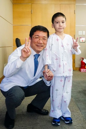 김근수 강남세브란스병원장(왼쪽)과 아라랏군(오른쪽)