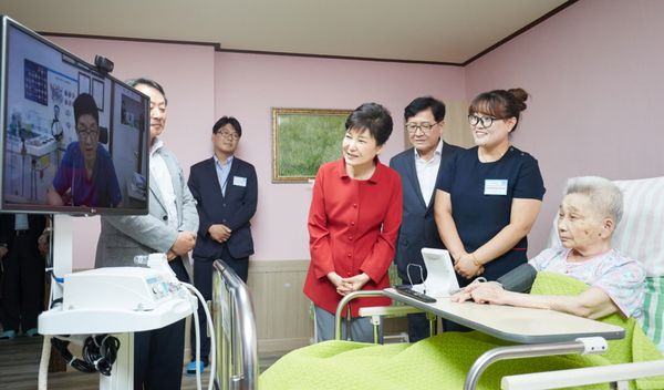 박근혜 대통령이 2016년 8월 4일 오후 요양시설 원격의료 시범사업 기관인 충남 서산시 서산효담요양원을 방문, 요양 어르신에 대한 원격의료 시연을 참관하고 있다. 사진 출처: 청와대 홈페이지