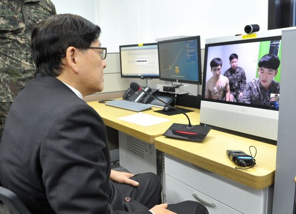 정진엽 보건복지부장관이 지난 2016년 1월 13일 국군의무사령부(의료종합상황센터)를 방문했다. 사진 제공: 보건복지부