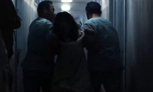 이미지 출처: 정신병원 강제입원을 소재로 다룬 영화 '날,보러와요'의 한 장면.