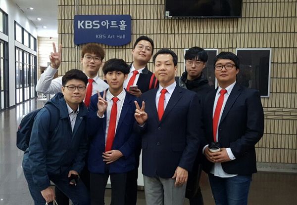 혈우병을 알리기 위해 붉은색 넥타이를 매고 ‘KBS 1대100’ 퀴즈프로에 출연했던 박정서(사진 오른쪽에서 세 번째) 회장과 한국코헴회 회원들. 사진 제공: 한국코헴회