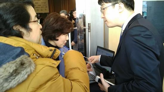 한 개원의단체가 주최한 학술대회에 참석한 의사들이 바코드 스캐너를 이용해 출석 확인을 하고 있는 모습.