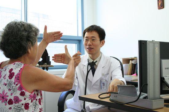 부산성모병원 의료진이 청각장애환자와 수화를 이야기하며 진료를 보고있다.