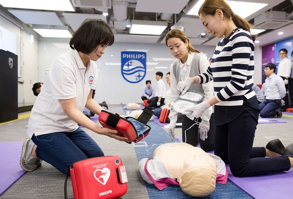 필립스코리아 직원들이 대한심폐소생협회 강사에게 AED 사용법에 대해 배우고 있다. 사진 제공: 필립스코리아