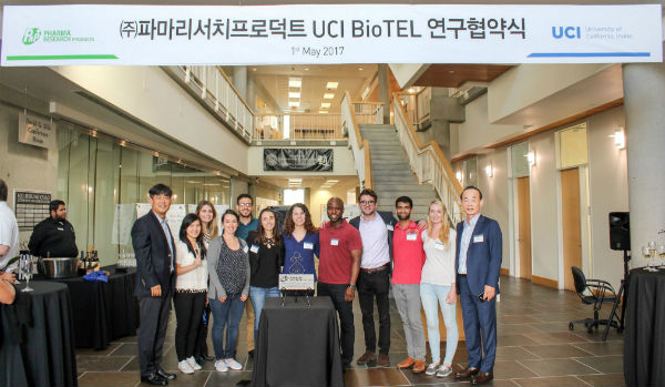 정상수 파마리서치프로덕트 대표이사(맨 오른쪽)가 미국 어바인 캘리포니아(UCI) 대학교 연구진과 재생의료기술 선진화 연구협력 체결후 기념촬영을 하고 있다.