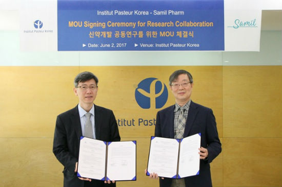 삼일제약 이정민 연구소장(좌측)과 한국파스퇴르연구소 류왕식 연구소장이 간질환 공동연구 협약을 체결하고 있다.