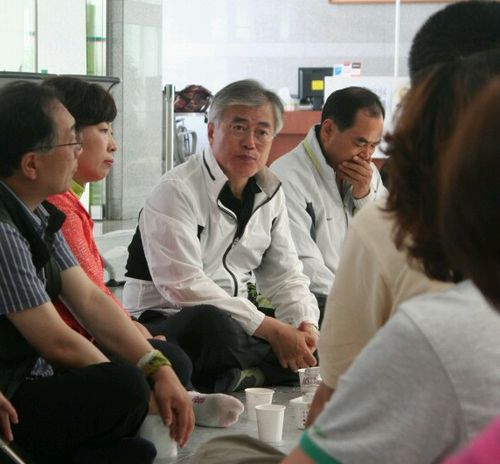 지난 2013년 5월 26일 당시 문재인 민주당 의원이 진주의료원을 방문해 조합원들과 간담회를 하는 모습. 사진 제공: 전국보건의료노조