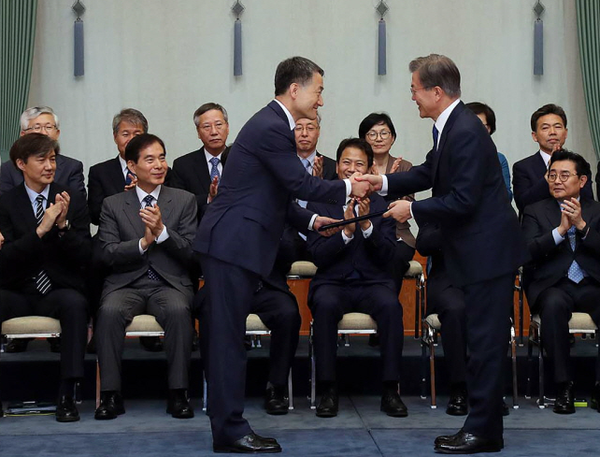 문재인 대통령이 지난 7월 21일 오후 청와대에서 박능후 보건복지부 장관에게 임명장을 수여하고 있다. 사진 출처: 청와대 홈페이지.