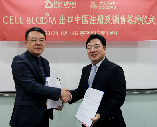 조용준 동구바이오제약 대표이사(오른쪽)가 중국 SCICARE 기업과 ‘셀블룸’ 공급계약을 체결한 후 악수하고 있다.