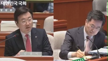 자유한국당 김종석 의원(왼쪽)이 김동연 부총리에 질의하는 모습.