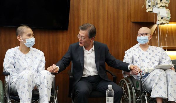 문재인 대통령은 지난 8월 9일 오후 건강보험보장강화 현장 방문으로 서울 서초구에 있는 서울성모병원을 방문했다.