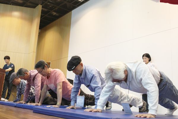 지난 9월 22일 서울의료원에서 열린 '건강어르신 선발대회' 참가자들이 팔굽혀펴기를 하고 있다. 사진 제공: 서울의료원