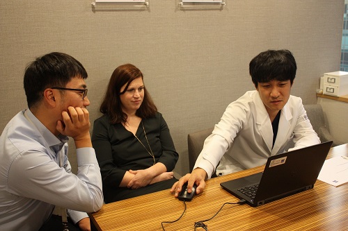 포룸 프로덕트 매니저 베티나 보슬(가운데)과 온누리스마일안과 김부기 원장(오른쪽)이 포룸 프로그램을 테스트 하고 있다. 사진 제공: 온누리스마일안과