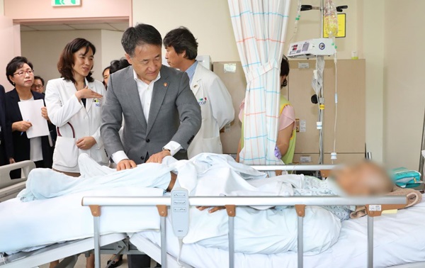 지난 8월 4일 국립암센터에 있는 중앙호스피스센터를 방문한 박능후 보건복지부장관.