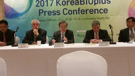 서정선 한국바이오협회 회장(가운데)이 ‘2017코리아바이오플러스 컨퍼런스’ 앞서 기자간담회에서 정부차원의 바이오산업육성에 대해 설명하고 있다.