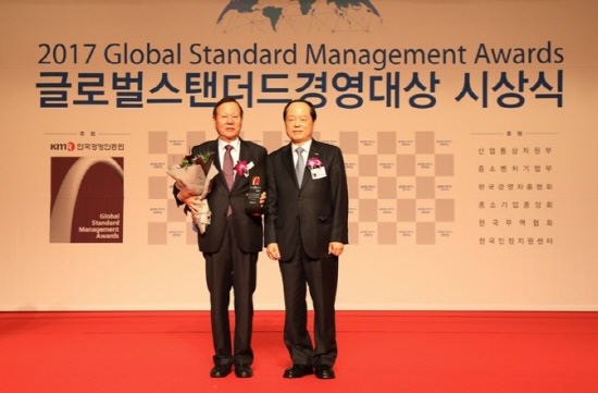이정치 일동홀딩스 회장(왼쪽)이 글로벌스탠더드경영 대상을 수상하고 있다.