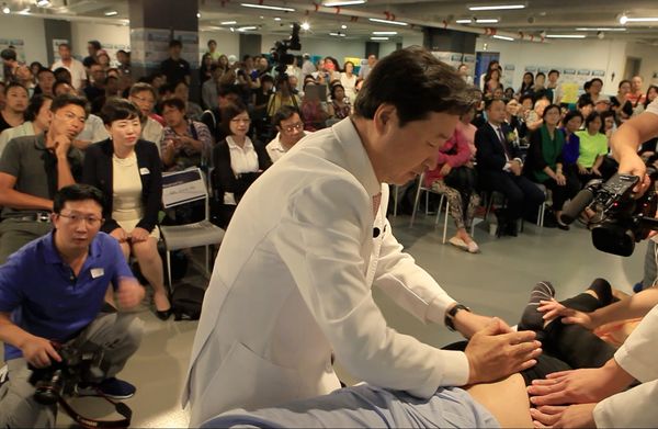 지난 9월 홍콩 현지에서 열린 특별 강연에서 자생한방병원 신준식 박사가 추나요법을 시연하고 있다. 사진 제공: 자생한방병원