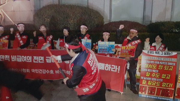 비대위원과 의사 회원들이 지난 9일 늦은 오후, 보건복지부 서울사무소 앞에서 연좌 농성을 하고 있다. (사진 위) 최대집 투쟁위원장이 '비급여 철폐' 등이 적힌 피켓을 도끼로 부수는 퍼포먼스를 하는 모습(사진 아래)