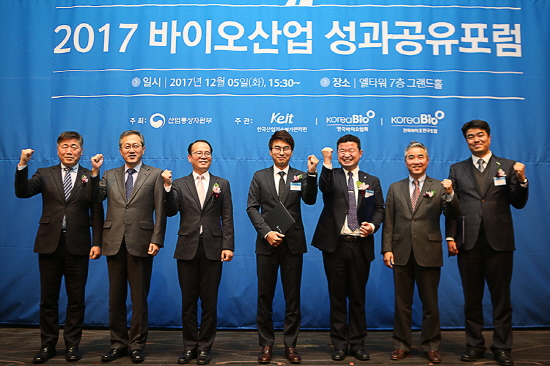 김윤삼 선임연구원(왼쪽 네 번째)이 ‘2017 바이오산업 성과공유 포럼’에서 산업통상자원부 장관상을 수상하고 있다.