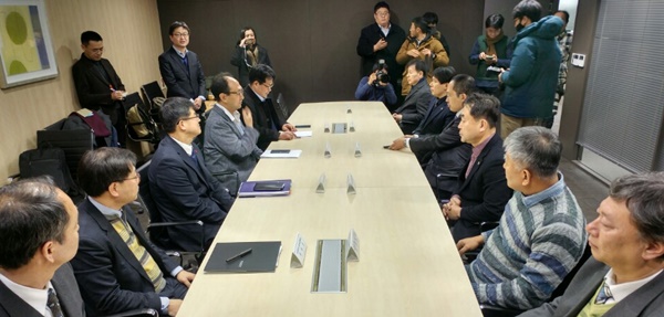 보건복지부와 의사협회 비상대책위원회가 지난 19일 국민연금공단 서울북부지사에서 '문재인 케어' 관련 협의를 위해 만났다.