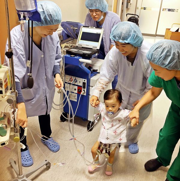 심실보조장치 이식술을 받은 환아의 걷기운동을 보조하고 있는 세브란스병원 의료진. 사진 제공: 세브란스병원