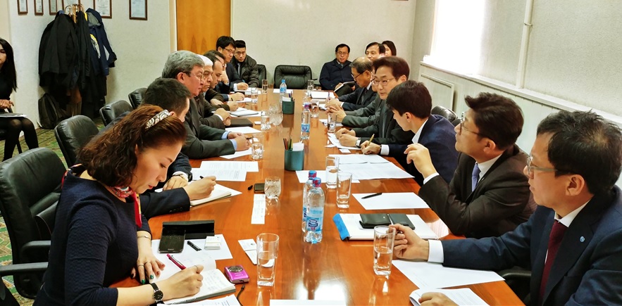 한국제약산업대표 원희목 단장(오른쪽 네 번째)과 우즈벡 제약산업발전기구가 지난 18일 양국간 제약산업발전방안에 대해 회의를 진행하고 있다.