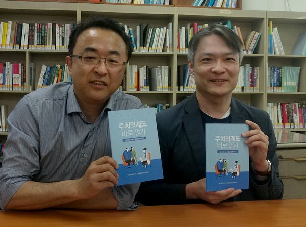 사진 왼쪽부터 고병수 한국일차보건의료학회 회장, 최용준 한림대의대 사회의학교실 교수.