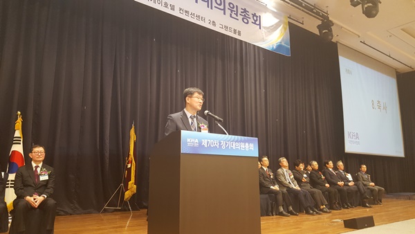4월 22일 열린 대한의사협회 정기대의원총회 개최식에서 이기일 보건복지부 정책관이 박능후 장관의 축사를 대독하고 있다.