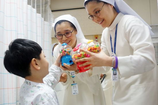 부천성모병원은 지난 4일 소아병동 입원 환아와 소아청소년과 내원 환아를 대상으로 어린이날 선물을 증정했다.