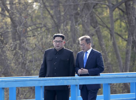 군사분계선 표식물이 있는 ‘도보다리’를 산책하는 문재인 대통령과 김정은 국무위원장. 사진 출처: 청와대 홈페이지