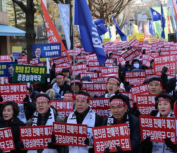 대한약사회는 작년 12월 17일 서울 종로구 청와대 인근 효자치안센터 앞에서 전국 임원과 회원 등 1,100여명이 참가한 가운데 전국 임원 궐기대회를 개최했다.