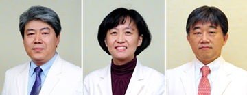 사진 왼쪽부터 남석진(유방외과)·박연희(혈액종양내과) 교수, 박웅양 소장.