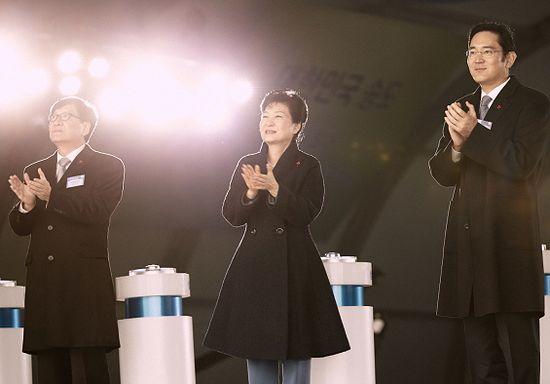 지난 2015년 12월 21일 오전 인천 송도에서 열린 삼성바이오로직스 제3공장 기공식에 참석한 당시 박근혜 대통령과 이재용 삼성전자 부회장. 맨 왼쪽은 정진엽 당시 보건복지부 장관. 사진 출처: 청와대