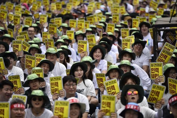 6월 27일 오후 1시 30분부터 서울역 광장에서 열린 '환자 안전병원&#8901;노동존중 일터 만들기 보건의료노동자 대행진' 모습. 사진 제공: 전국보건의료노조