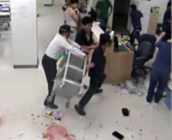 병원 cctv에 촬영된 응급실 폭력 모습. 사진은 기사 내용과 직접 관련이 없습니다.