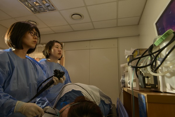 강남세브란스병원 소화기내과 김지현 교수(왼쪽 첫 번째)가 위내시경 검사를 실시하고 있다.