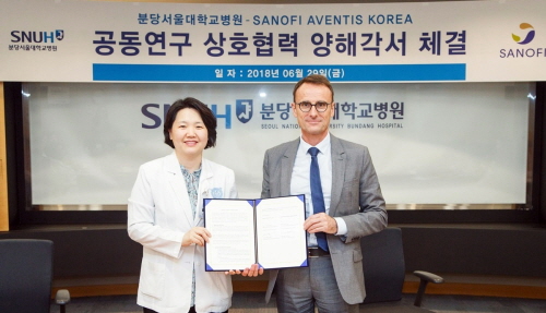 리오넬 바스클 사노피 부사장(오른쪽)과 김지현 분당서울대병원 임상시험센터장이 ‘프리미어 네트워크를 위한 MOU’를 체결하고 있다.