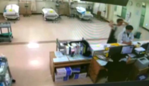 7월 31일 새벽 구미차병원 응급실에서 주취 환자가 철제 트레이를 들고 응급실에 근무하는 전공의의 뒤에서 가격을 하는 모습. 이미지 출처: 구미차병원 응급실 CCTV 촬영화면.