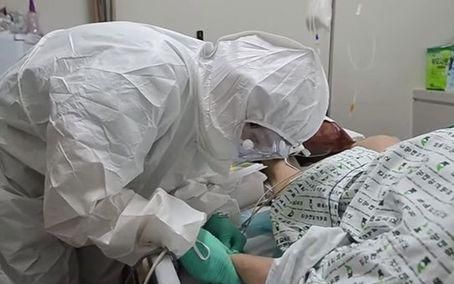 2015년 메르스 사태 때 한 대학병원의 메르스 환자 격리병동에서 방호복을 착용한 간호사가 환자를 돌보는 모습.