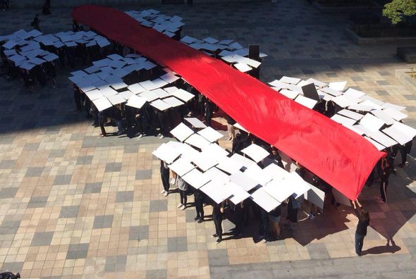 지난 9월 29일 낮 12시부터 청계천 한빛광장에서 검은 옷을 입고 모인 269명의 참가자가 흰색 피켓을 들고 형법 269조를 의미하는 숫자 269 모양을 만들면 붉은 천으로 이 숫자의 가운데를 가르는 퍼포먼서를 했다. 사진 제공: 한국여성민우회