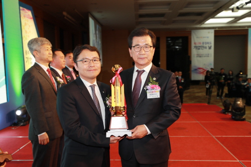 남준상 한국팜비오 대표(왼쪽)가 이시종 충북 도지사로부터 ‘중소기업 경영대상’ 트로피를 수여 받고 있다.
