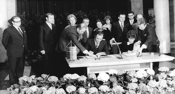 1974년 4월 동독과 서독간 보건협정 체결식 모습.